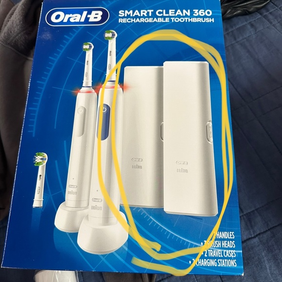 NWOT!  Oral B toothbrush travel cases (set of 2) - Picture 1 of 3